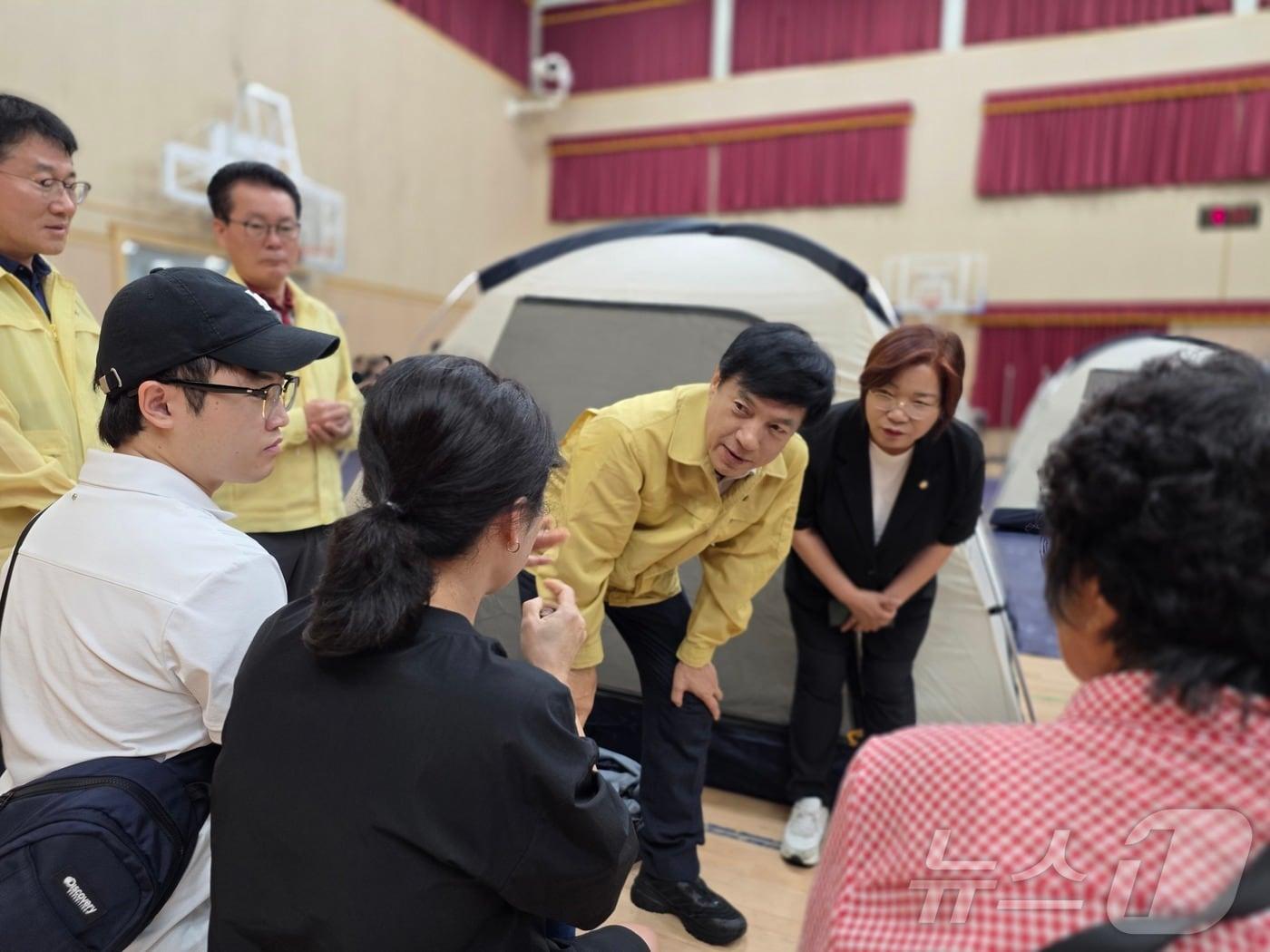 본문 이미지 - 7일 이성윤 더불어민주당 의원이 집줃호우로 대피한 전북 전주시 송천2동 진기마을 주민들을 만나 애로사항을 청취하고 있다..(이성윤의원실 제공. 재판매 및 DB금지)2025.9.7/뉴스1