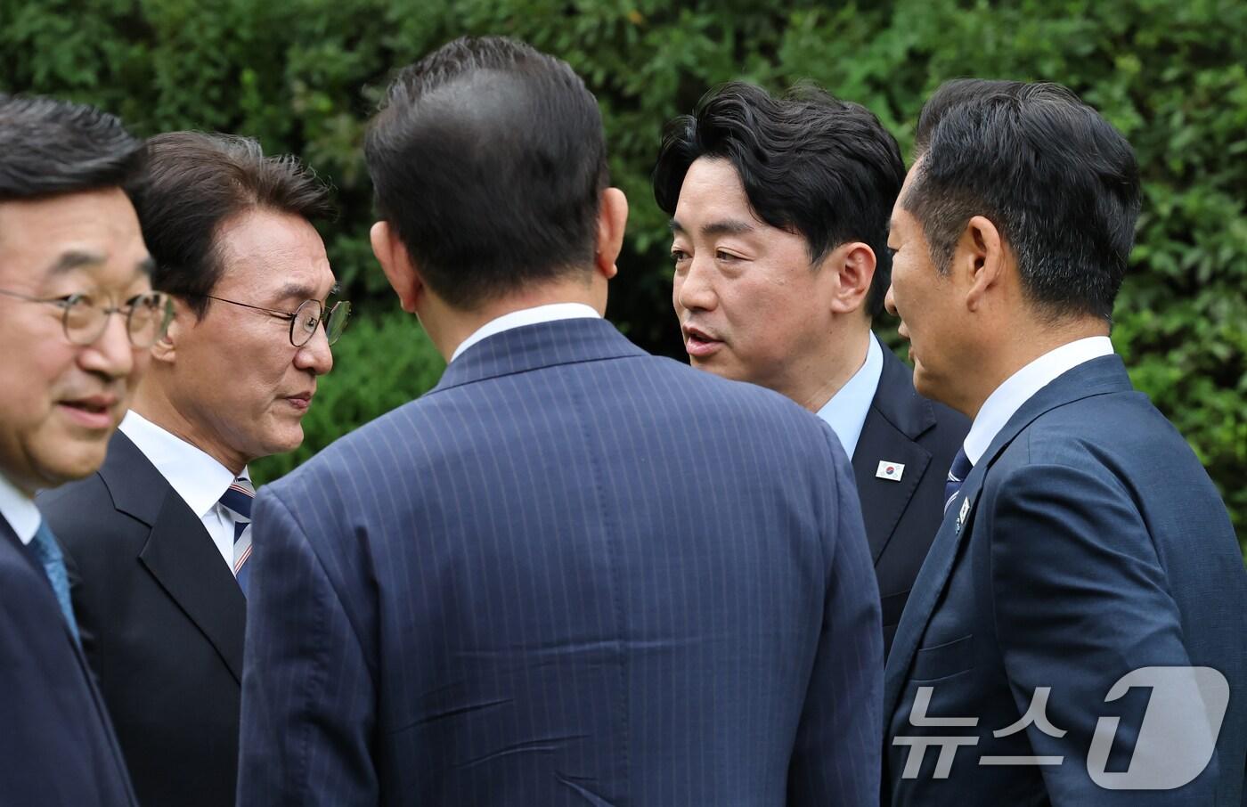 김민석 국무총리가 7일 서울 종로구 삼청동 국무총리 서울공관에서 열린 제3차 고위당정협의회에 앞서 강훈식 대통령 비서실장, 더불어민주당 정청래 대표와 대화를 나누고 있다. (공동취재) 2025.9.7/뉴스1 ⓒ News1 박지혜 기자