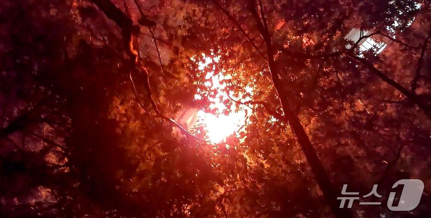 7일 0시 4분쯤 서울 노원구 공릉동 15층짜리 아파트 5층에서 방화로 추정되는 화재가 발생했다.(서울 노원소방서 제공)