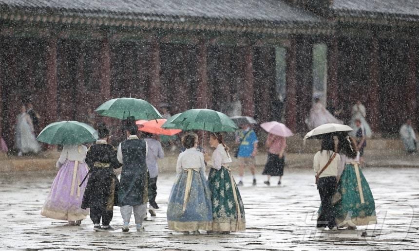 본문 이미지 - 비 오는 고궁. <자료사진> 2025.9.1/뉴스1 ⓒ News1 김진환 기자