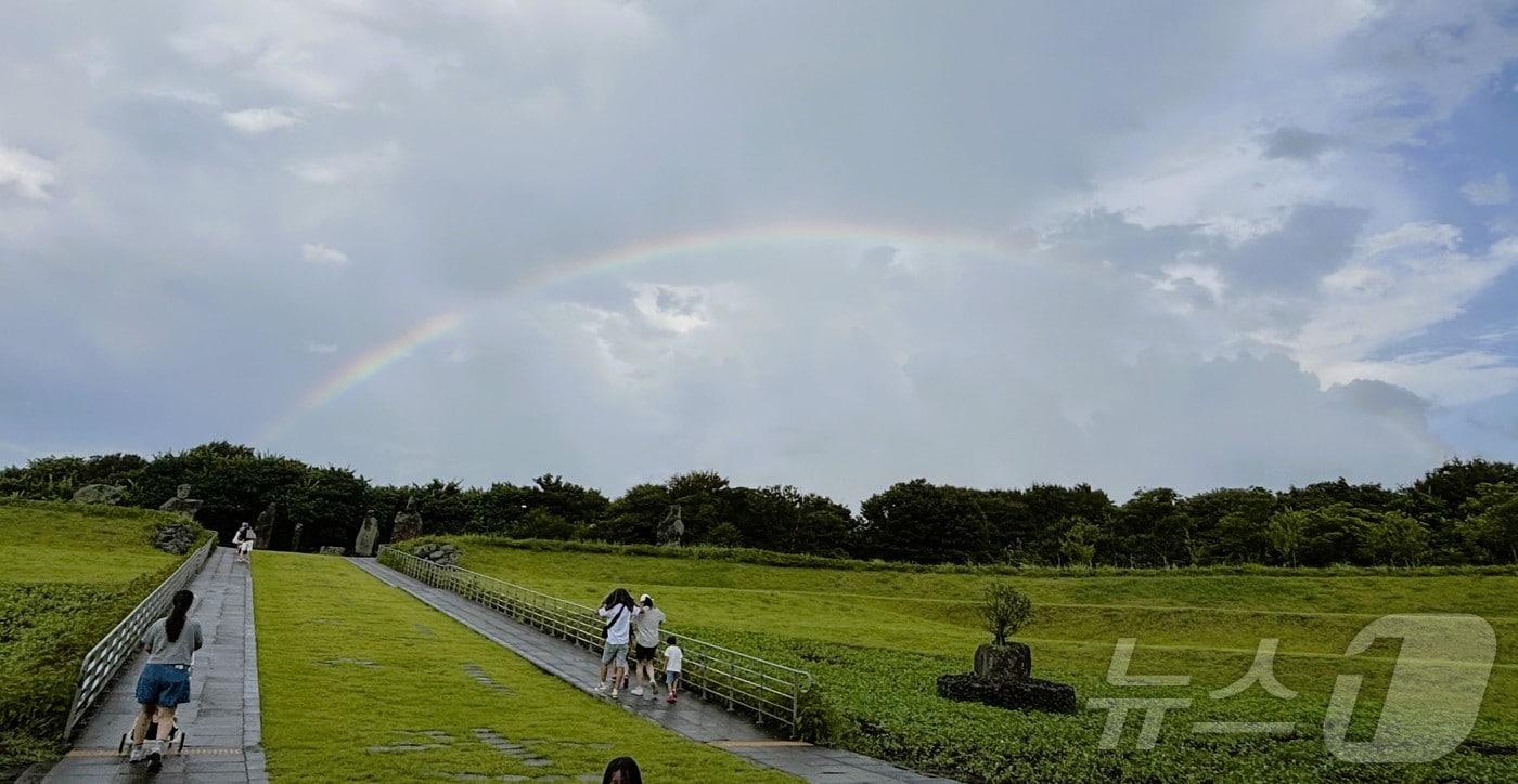 제주 지역에 소나기가 내린 뒤 그친 지난 7일 제주시 조천읍 제주돌문화공원 위로 펼쳐진 하늘에 무지개가 떠 있다. 2025.9.7/뉴스1 ⓒ News1 홍수영 기자