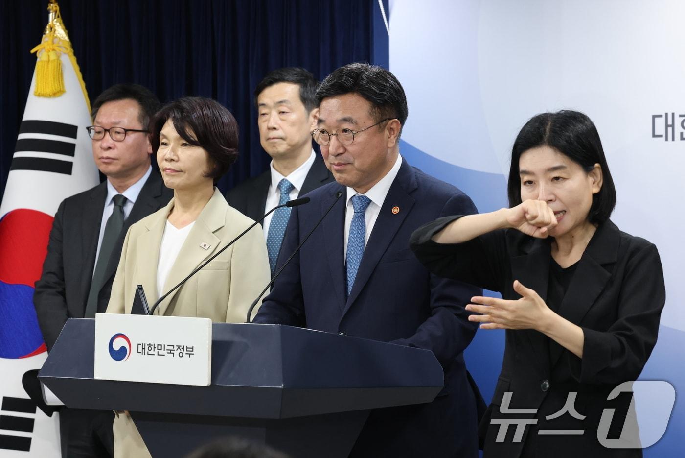 윤호중 행정안전부 장관과 한정애 더불어민주당 정책위의장이 7일 서울 종로구 정부서울청사에서 제3차 고위당정협의회 결과 브리핑을 하고 있다. 2025.9.7/뉴스1 ⓒ News1 임세영 기자