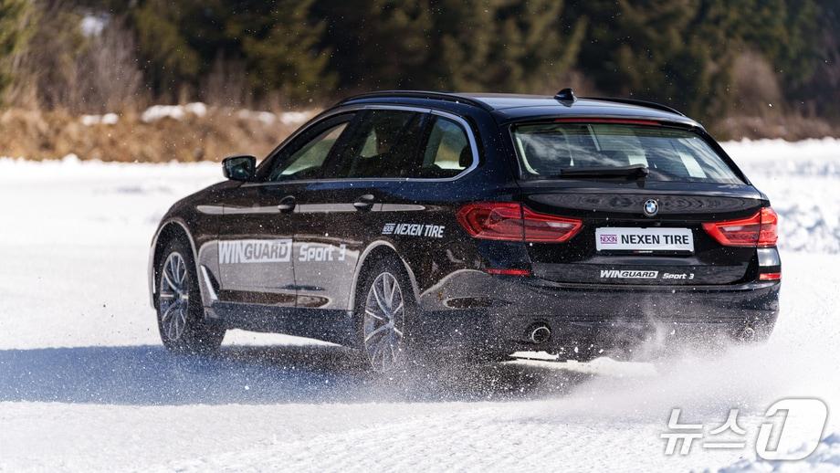 본문 이미지 - 넥센타이어가 지난 2월 오스트리아 잘츠부르크 룽가우에서 개최한 신형 스노우 타이어 &#39;윈가드 스포츠 3&#39; 출시 및 주행 체험 행사에서 해당 타이어를 장착한 차량이 눈 덮힌 도로 위를 질주하는 모습&#40;넥센타이어 제공. 재판매 및 DB 금지&#41;. 2025.02.19.