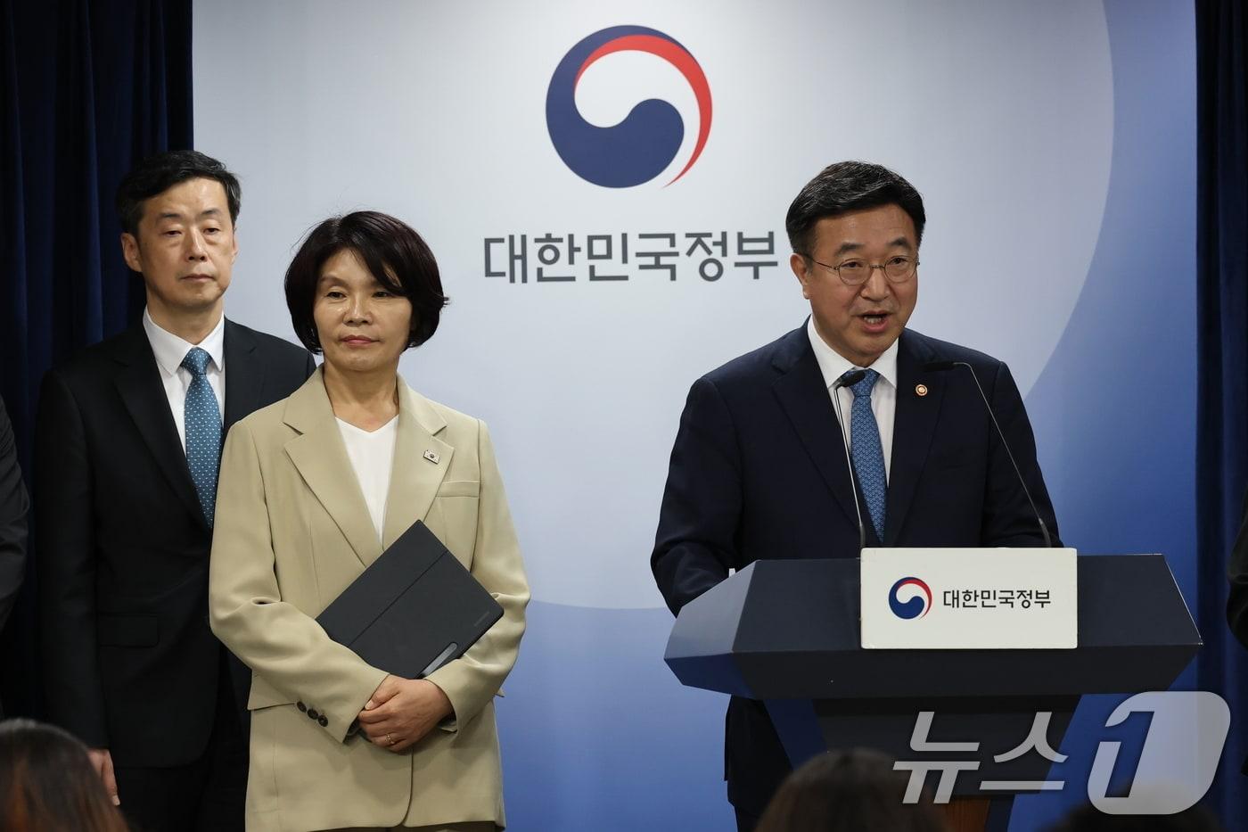 윤호중 행정안전부 장관과 한정애 더불어민주당 정책위의장이 7일 서울 종로구 정부서울청사에서 제3차 고위당정협의회 결과 브리핑을 하고 있다. ⓒ News1 임세영 기자