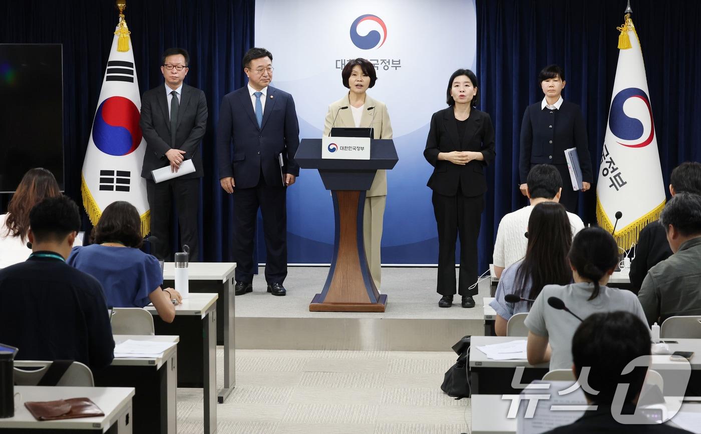 한정애 더불어민주당 정책위의장과 윤호중 행정안전부 장관이 7일 서울 종로구 정부서울청사에서 제3차 고위당정협의회 결과 브리핑을 하고 있다. 2025.9.7/뉴스1 ⓒ News1 임세영 기자