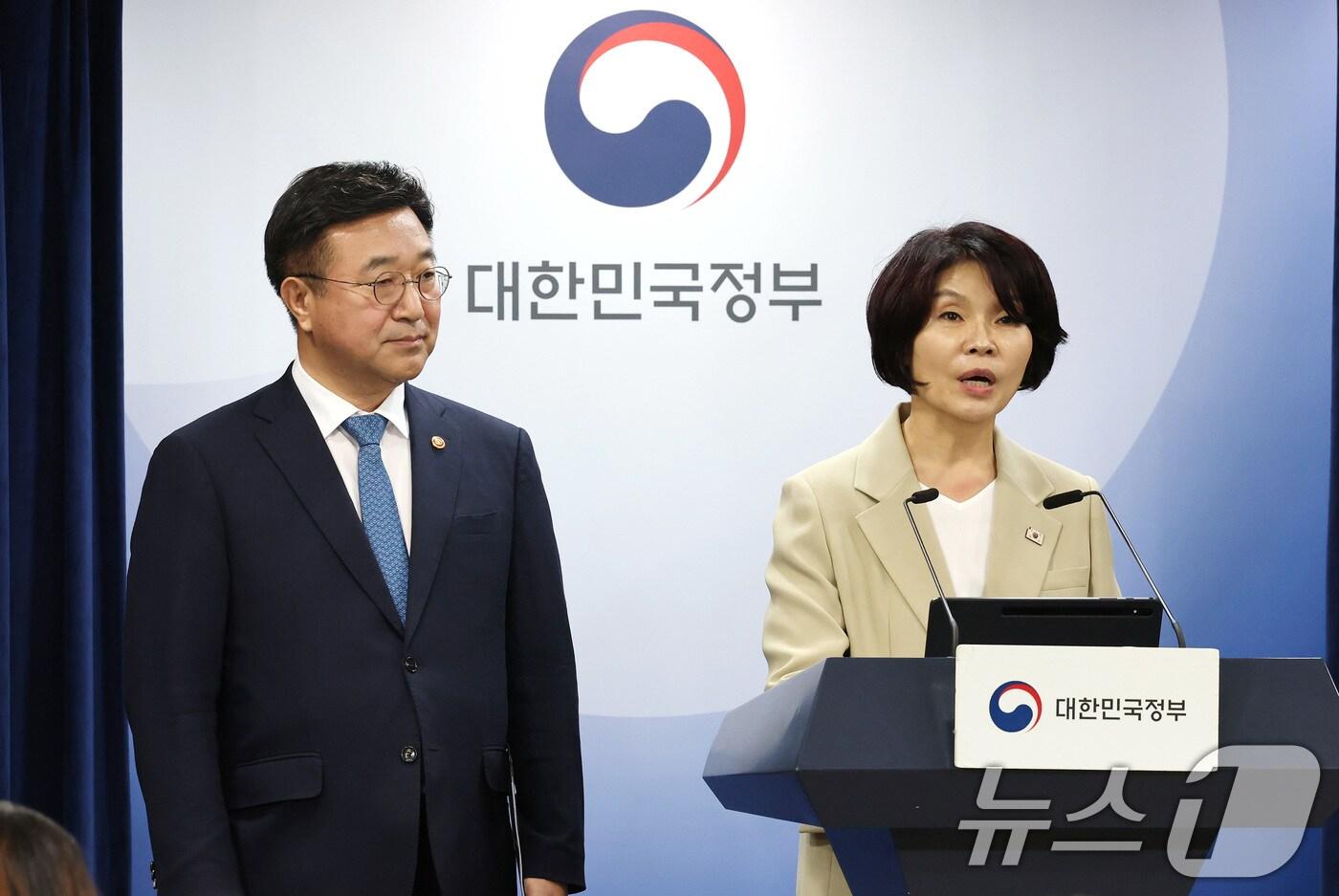 한정애 더불어민주당 정책위의장과 윤호중 행정안전부 장관이 7일 서울 종로구 정부서울청사에서 제3차 고위당정협의회 결과 브리핑을 하고 있다. 2025.9.7/뉴스1 ⓒ News1 임세영 기자