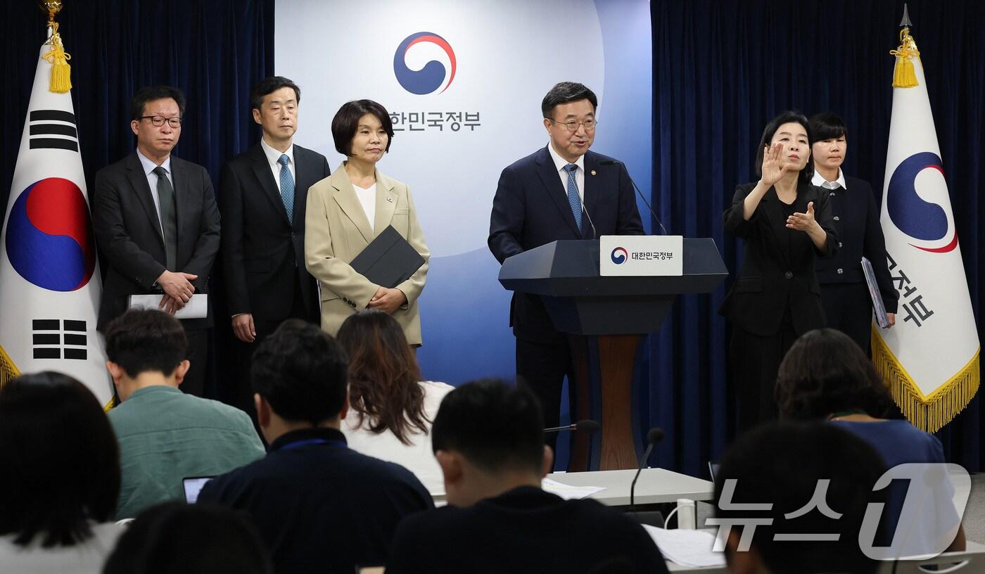 윤호중 행정안전부 장관과 한정애 더불어민주당 정책위의장이 7일 서울 종로구 정부서울청사에서 제3차 고위당정협의회 결과 브리핑을 하고 있다. 2025.9.7/뉴스1 ⓒ News1 임세영 기자