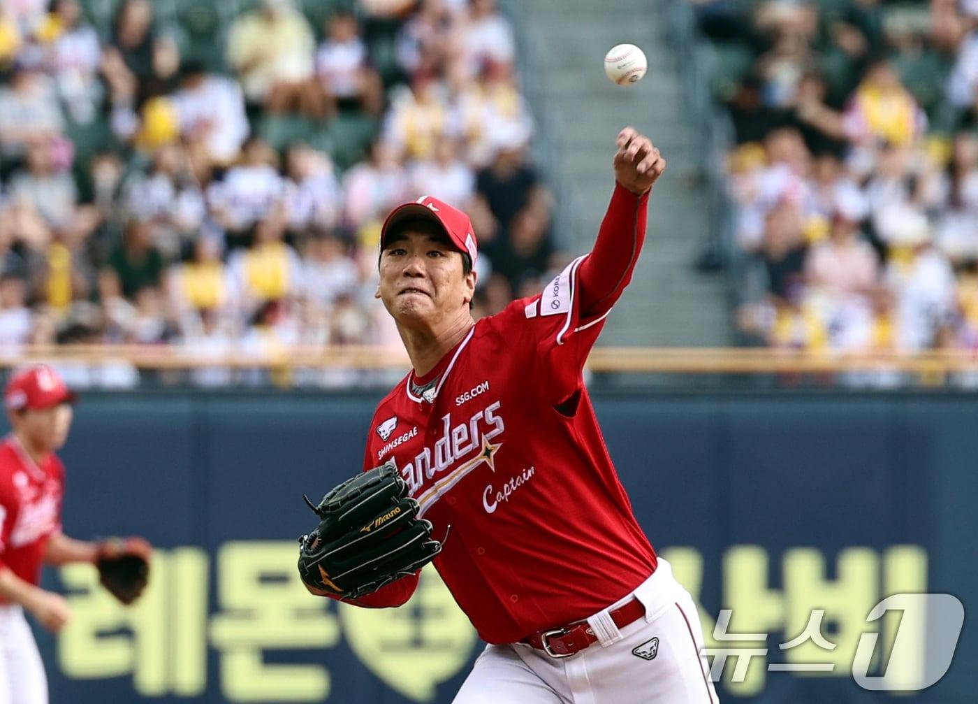 본문 이미지 - 7일 오후 서울 송파구 잠실야구장에서 열린 프로야구 &#39;2025 신한 SOL 뱅크 KBO리그&#39; LG 트윈스와 SSG 랜더스의 경기에서 SSG 선발투수 김광현이 역투하고 있다. 2025.9.7/뉴스1 ⓒ News1 구윤성 기자