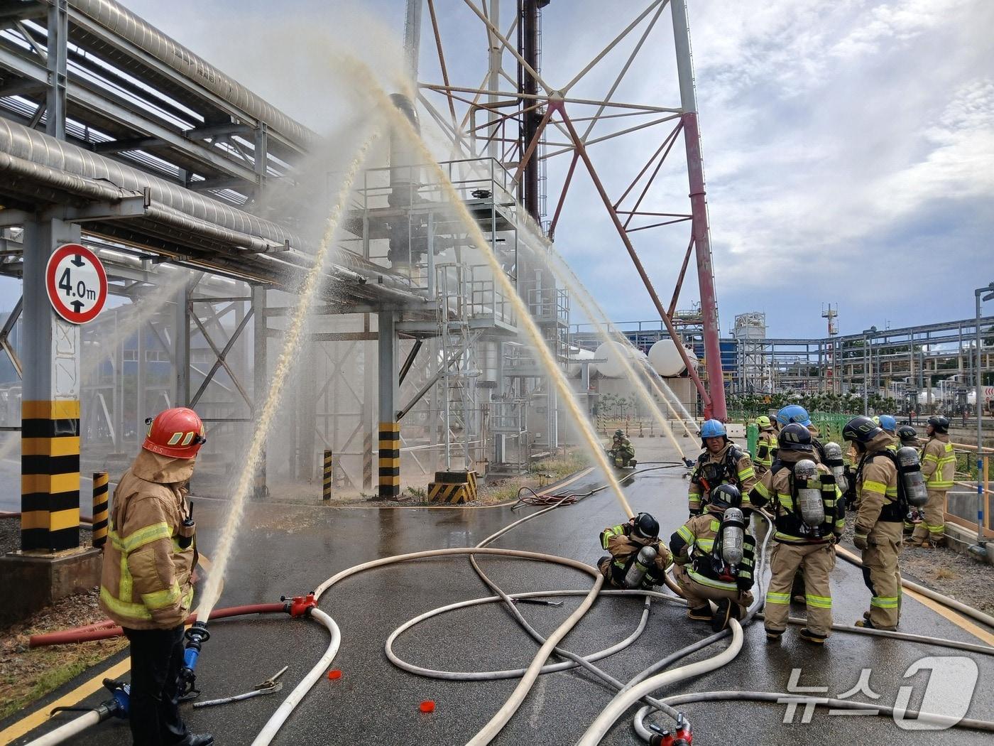 본문 이미지 - 7일 오후 2시 36분쯤 인천시 서구 원창동 SK인천석유화학 공장 배관에서 화재가 발생했다.(인천소방본부 제공. 재배포 및 DB금지)2025.9.7/뉴스1