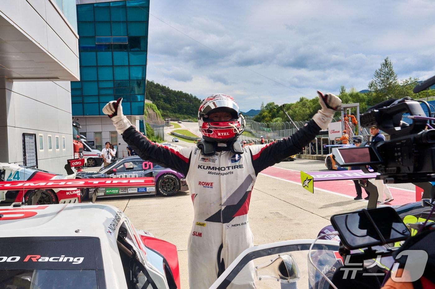 노동기가 7일 열린 2025 오네 슈퍼레이스 챔피언십 6라운드 토요타 가주 레이싱 6000 클래스에서 우승한 뒤 기뻐하고 있다. &#40;슈퍼레이스 제공&#41;