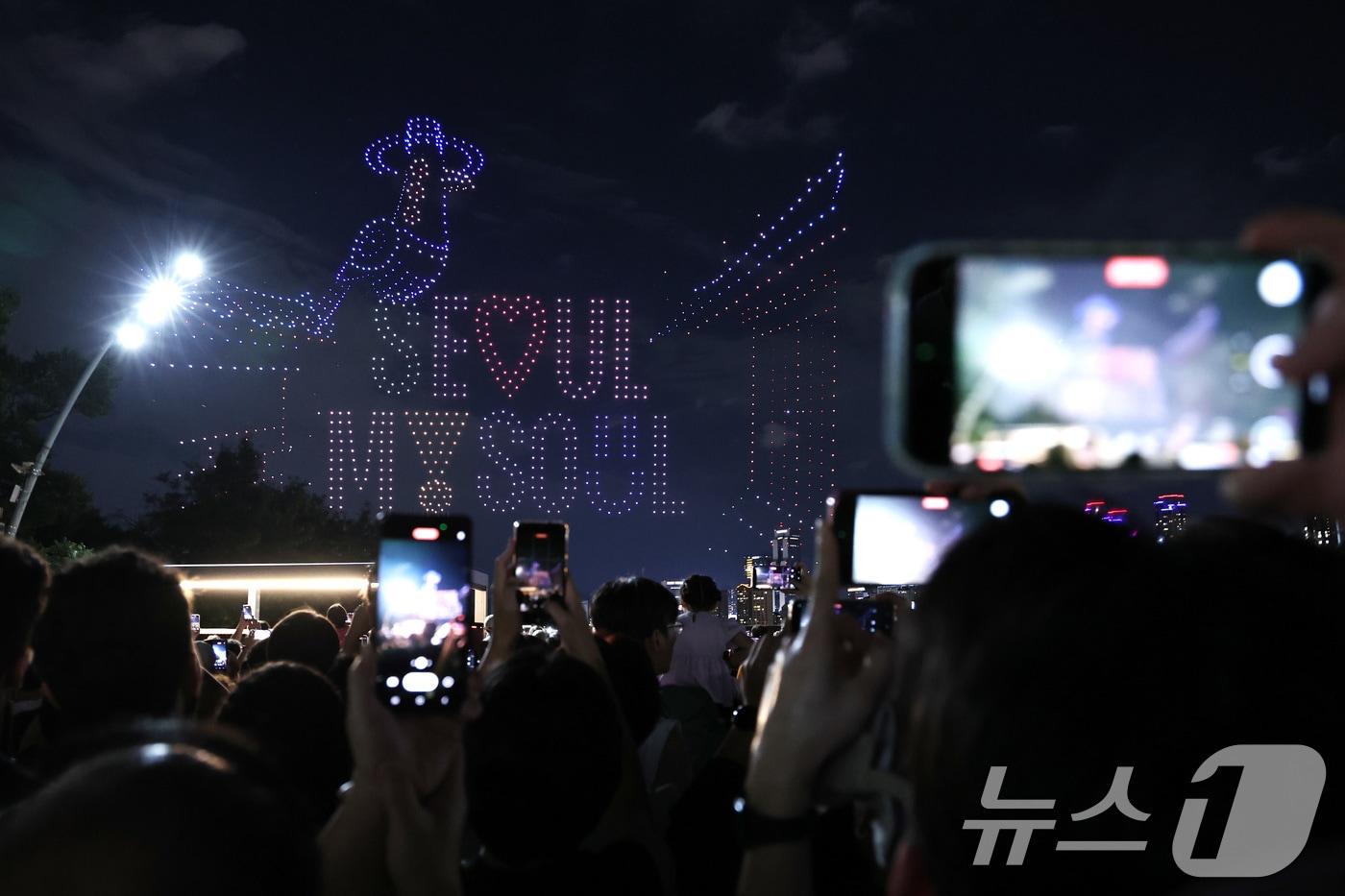  서울 광진구 뚝섬한강공원에서 열린 &#39;2025 한강 불빛 공연&#40;드론 라이트쇼&#41;&#39;에서 애니메이션 &#39;케이팝데몬헌터스&#40;케데헌&#41;&#39; 등장인물을 형상화한 1,200여 대의 드론이 밤하늘을 수놓고 있다. 2025.9.7/뉴스1 ⓒ News1 구윤성 기자