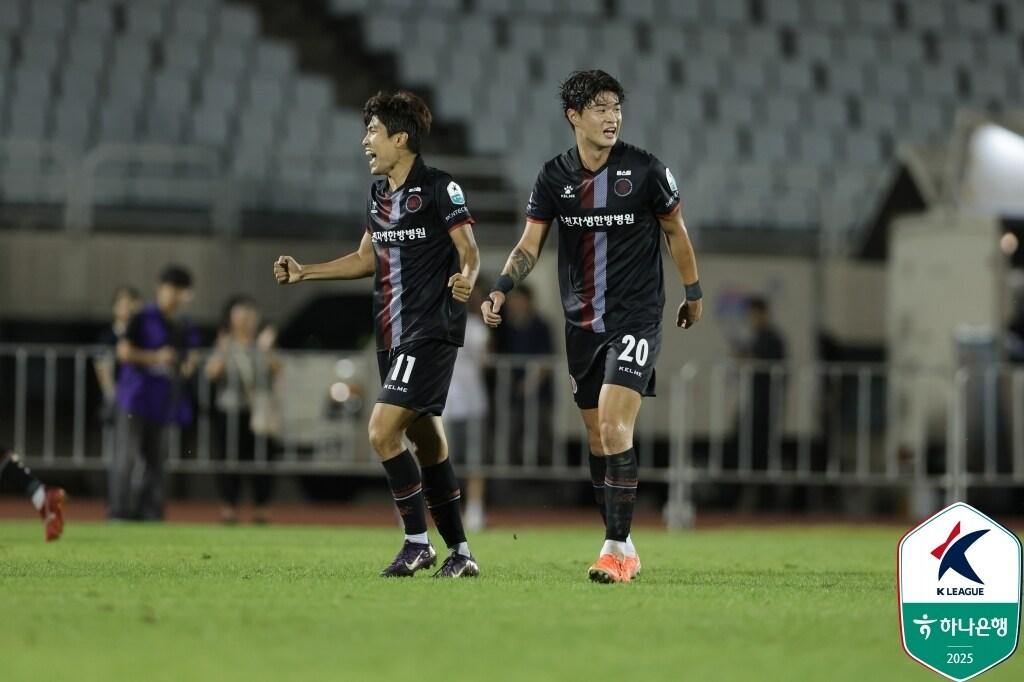 본문 이미지 - 프로축구 K리그2 부천이 인천을 1-0으로 꺾었다.(한국프로축구연맹 제공) 