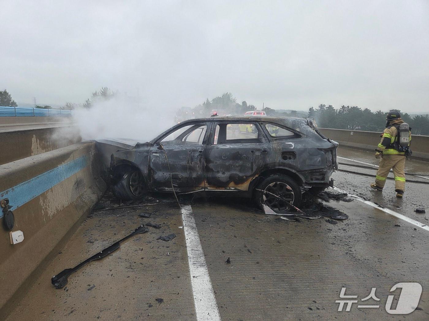 본문 이미지 - 7일 오전 8시 55분쯤 전남 나주시 광주-무안고속도로 29.6㎞ 지점&#40;광주방면&#41;에서 빗길에 미끄러진 승용차의 충격으로 SUV가 가드레일을 들이받고 전소된 모습. &#40;나주소방 제공. 재판매 및 DB 금지&#41;