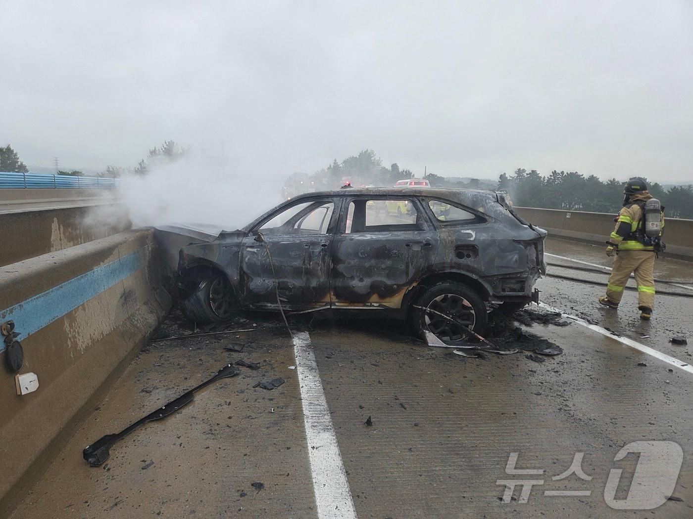 본문 이미지 - 7일 오전 8시 55분쯤 전남 나주시 광주-무안고속도로 29.6㎞ 지점&#40;광주방면&#41;에서 빗길에 미끄러진 승용차의 충격으로 SUV가 가드레일을 들이받고 전소된 모습. &#40;나주소방 제공. 재판매 및 DB 금지&#41; ⓒ News1 이승현 기자