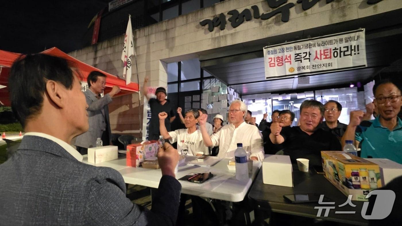 7일 오후 권오을 국가보훈부 장관이 독립기념관장실 점거 농성 중인 독립운동가 후손들을 찾아 대화했다. 독립운동가 후손들이 김형석 관장 파면을 요구하며 구호를 외치고 있다. 2025.9.7/뉴스1 ⓒ News1 이시우 기자