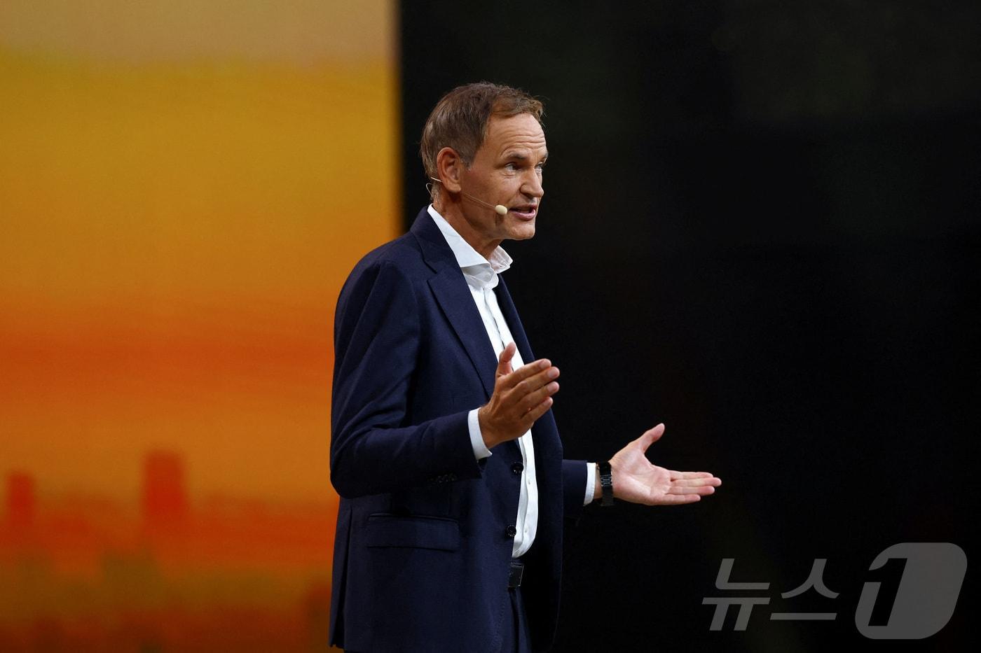 폭스바겐그룹은 7일&#40;현지시간&#41; 독일 뮌헨서 IAA 모빌리티 2025 개막을 하루 앞두고 미디어 워크숍을 개최했다. 사진은 인사말 중인 올리버 블루메 폭스바겐그룹 최고경영자.ⓒ 로이터=뉴스1