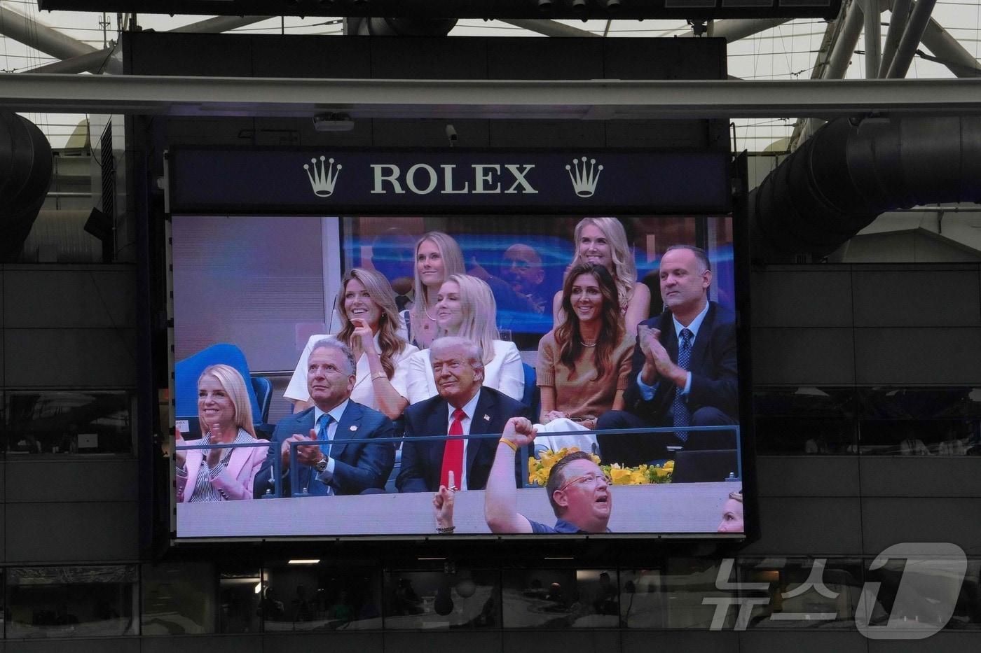 7일&#40;현지시간&#41; 뉴욕시 USTA 빌리 진 킹 국립 테니스 센터에서 열린 US 오픈 남자 단식 결승전 도중, 전광판에 도널드 트럼프 미국 대통령의 모습이 중계되고 있다. 스페인의 카를로스 알카라스와 이탈리아의 야닉 시너가 맞붙은 이날 경기에서 트럼프 대통령은 VIP 박스에서 관람 중이었으며, 그의 등장에 관중들은 환호와 야유가 뒤섞인 반응을 보였다. 2025.9.7 ⓒ AFP=뉴스1