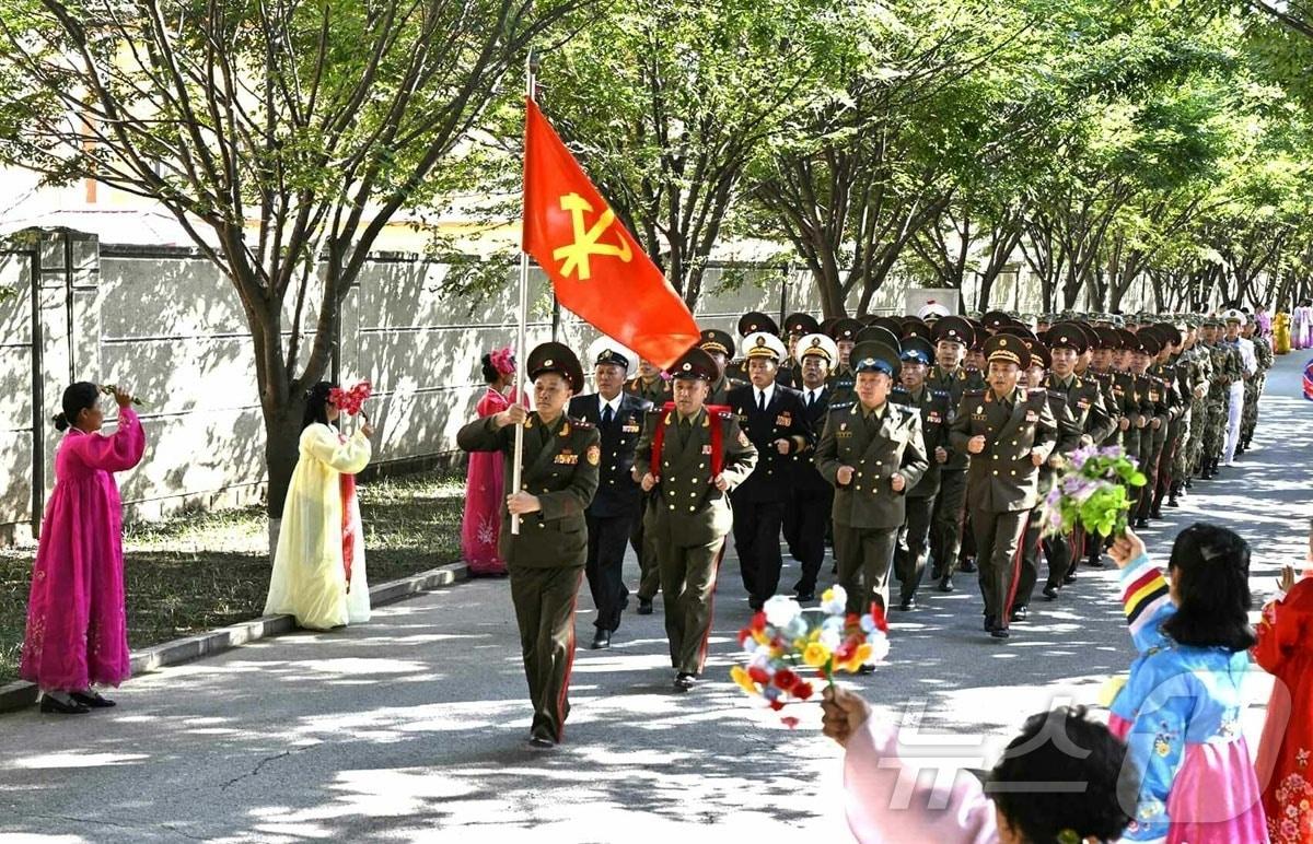본문 이미지 - &#40;평양 노동신문=뉴스1&#41; = 북한 노동당 기관지 노동신문은 8일 &#34;김정은 동지께 삼가 올리는 충성의 편지를 채택하는 조선인민군 군무자대회가 7일 진행됐다&#34;며 &#34;편지 이어달리기 대열이 평양을 향해 출발했다&#34;라고 전했다. [국내에서만 사용가능. 재배포 금지. DB 금지. For Use Only in the Republic of Korea. Redistribution Prohibited] rodongphoto@news1.kr