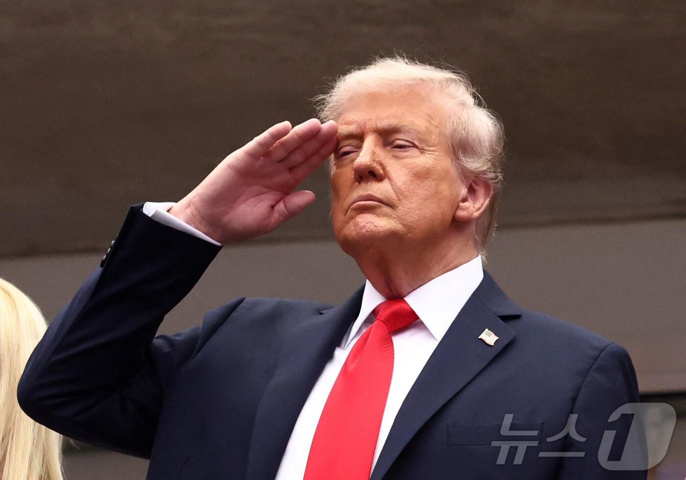 7일(현지시간) 도널드 트럼프 미국 대통령이 뉴욕 퀸스에 위치한 USTA 빌리 진 킹 내셔널 테니스 센터의 아서 애시 스타디움에서 열린 US오픈 테니스 대회 남자 단식 결승전에 앞서 미국 국가가 연주되자 거수경례를 하고 있다. 2025.09.07. ⓒ 로이터=뉴스1 ⓒ News1 류정민 특파원