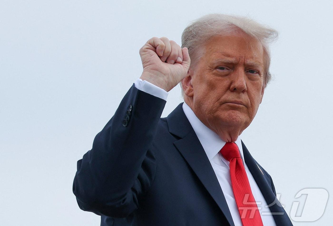 도널드 트럼프 미국 대통령이 7일&#40;현지시간&#41; 미국 메릴랜드주 앤드루스 합동기지에서 뉴욕으로 출발하는 에어포스원&#40;미 대통령 전용기&#41;에 탑승하며 주먹을 쥐어 보이고 있다. 2025.09.07. ⓒ 로이터=뉴스1 ⓒ News1 류정민 특파원