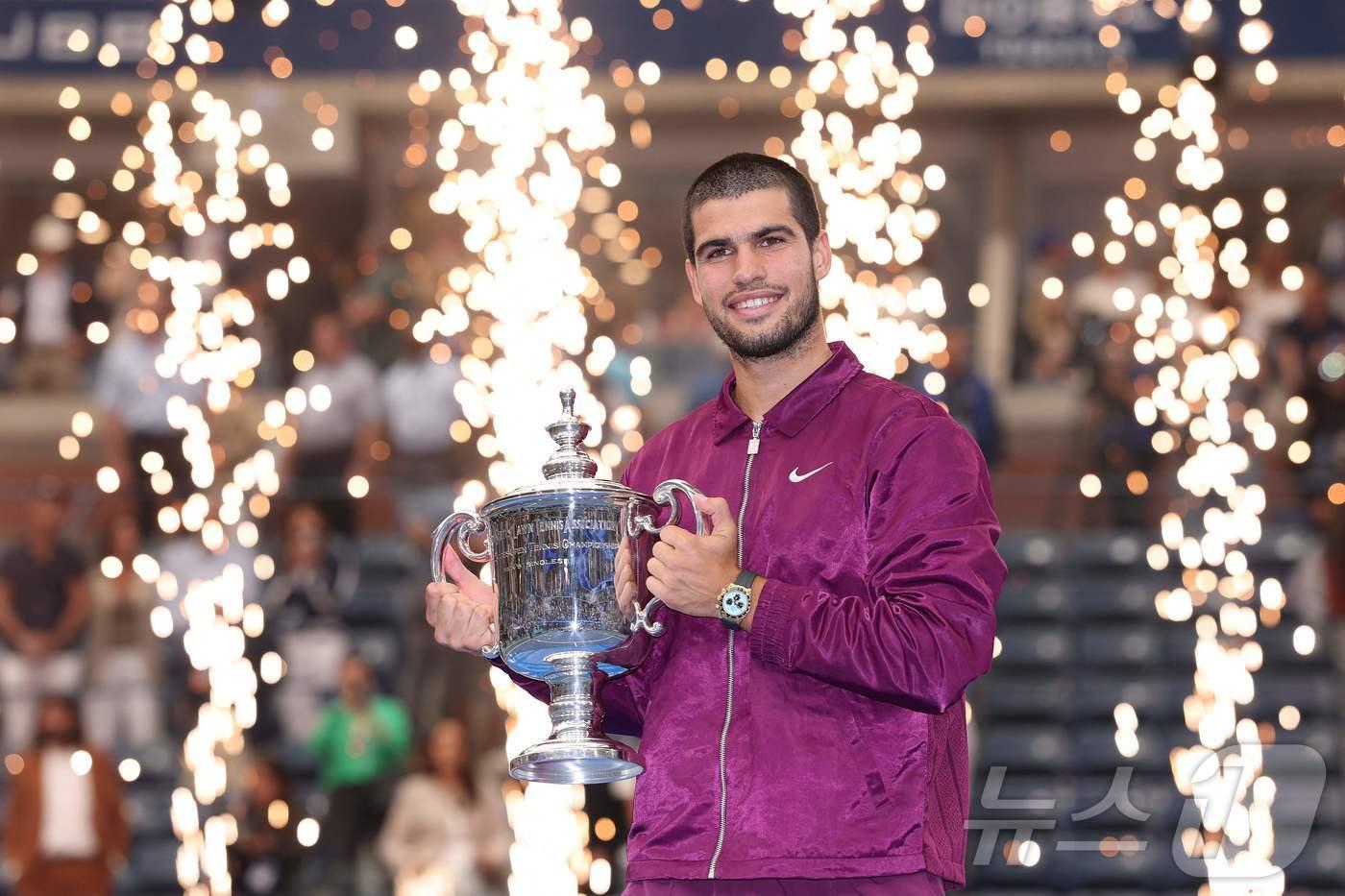 카를로스 알카라스가 8일(한국시간) 열린 2025 US오픈 남자 단식 결승에서 얀니크 신네르를 3-1로 꺾고 우승컵을 들었다. ⓒ AFP=뉴스1