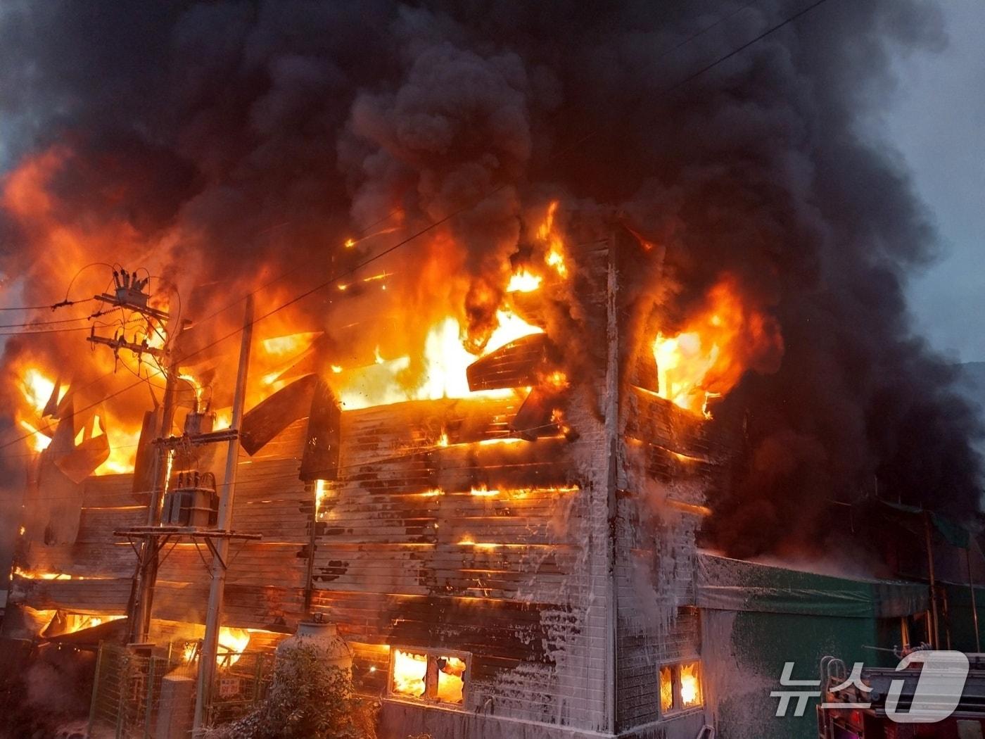 본문 이미지 - 7일 오후 8시 28분쯤 김해시 상동면 매리의 한 플라스틱 사출 공장 창고에서 불이 났다. 사진은 화재 현장 모습.(경남소방본부 제공. 재판매 및 DB금지)