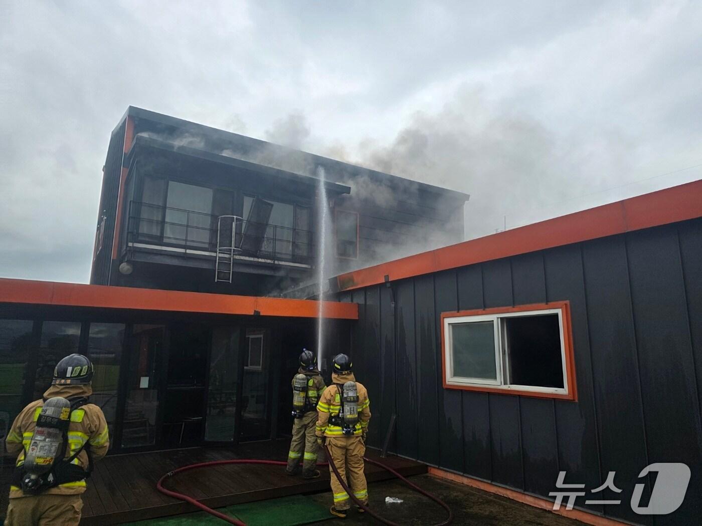 본문 이미지 - 완주 골프연습장 화재 현장.&#40;전북소방본부 제공. 재판매 및 DB금지&#41;
