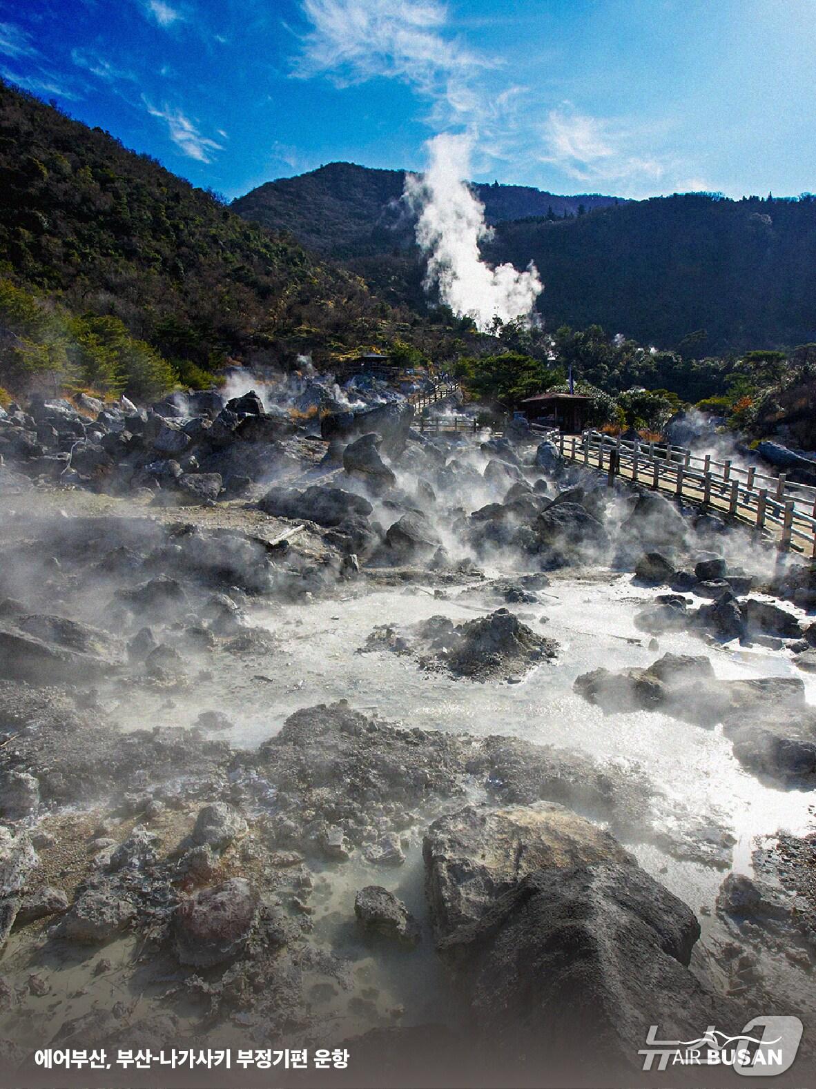 본문 이미지 - 에어부산 부산-나가사키 항공편 홍보 포스터.&#40;에어부산 제공. 재판매 및 DB 금지&#41;