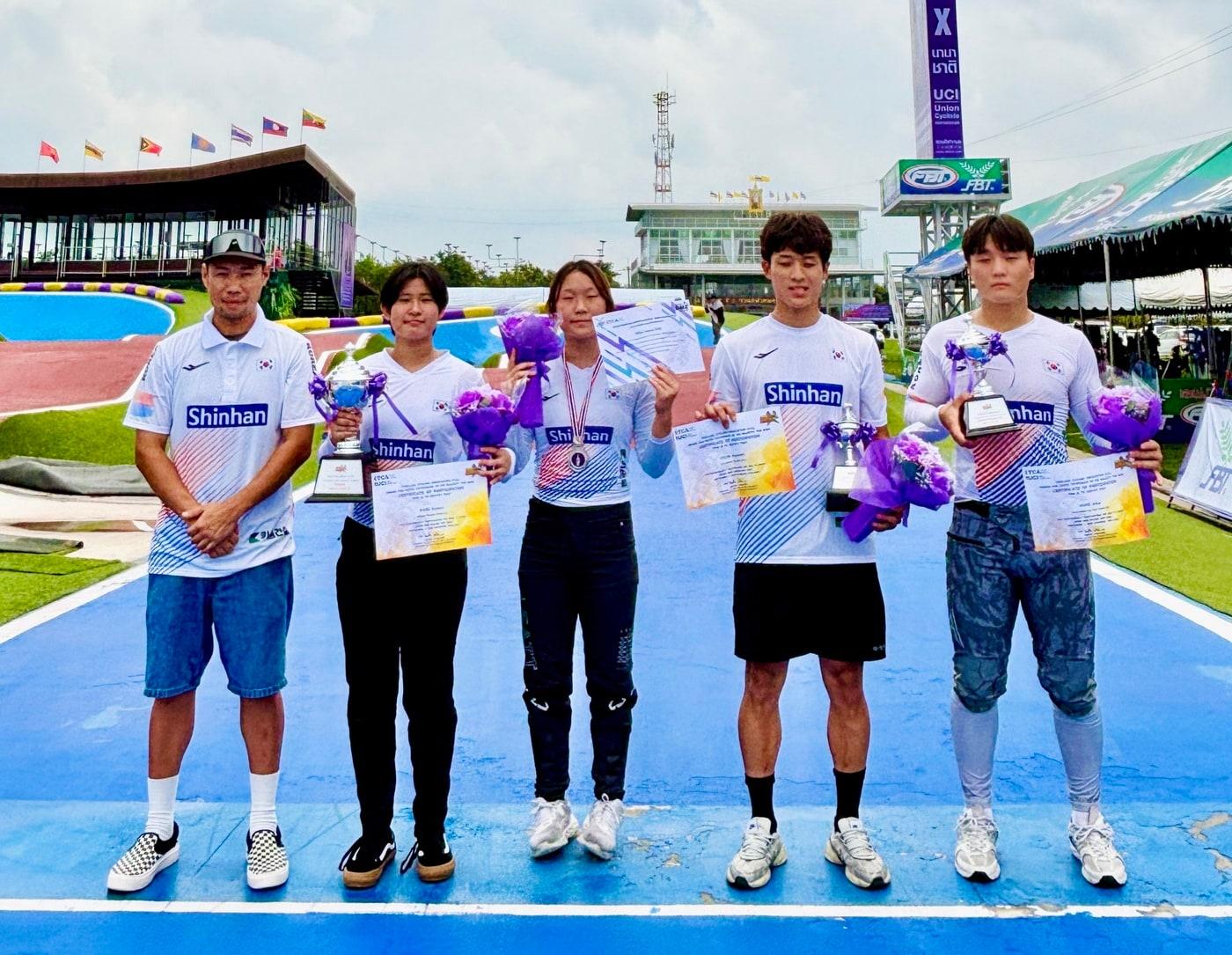 본문 이미지 - 2025 BMX 아세안컵 및 태국 BMX 챔피언십에서 금메달, 은메달, 동메달 각각 1개씩을 획득한 한국 BMX 대표팀.&#40;대한사이클연맹 제공&#41;
