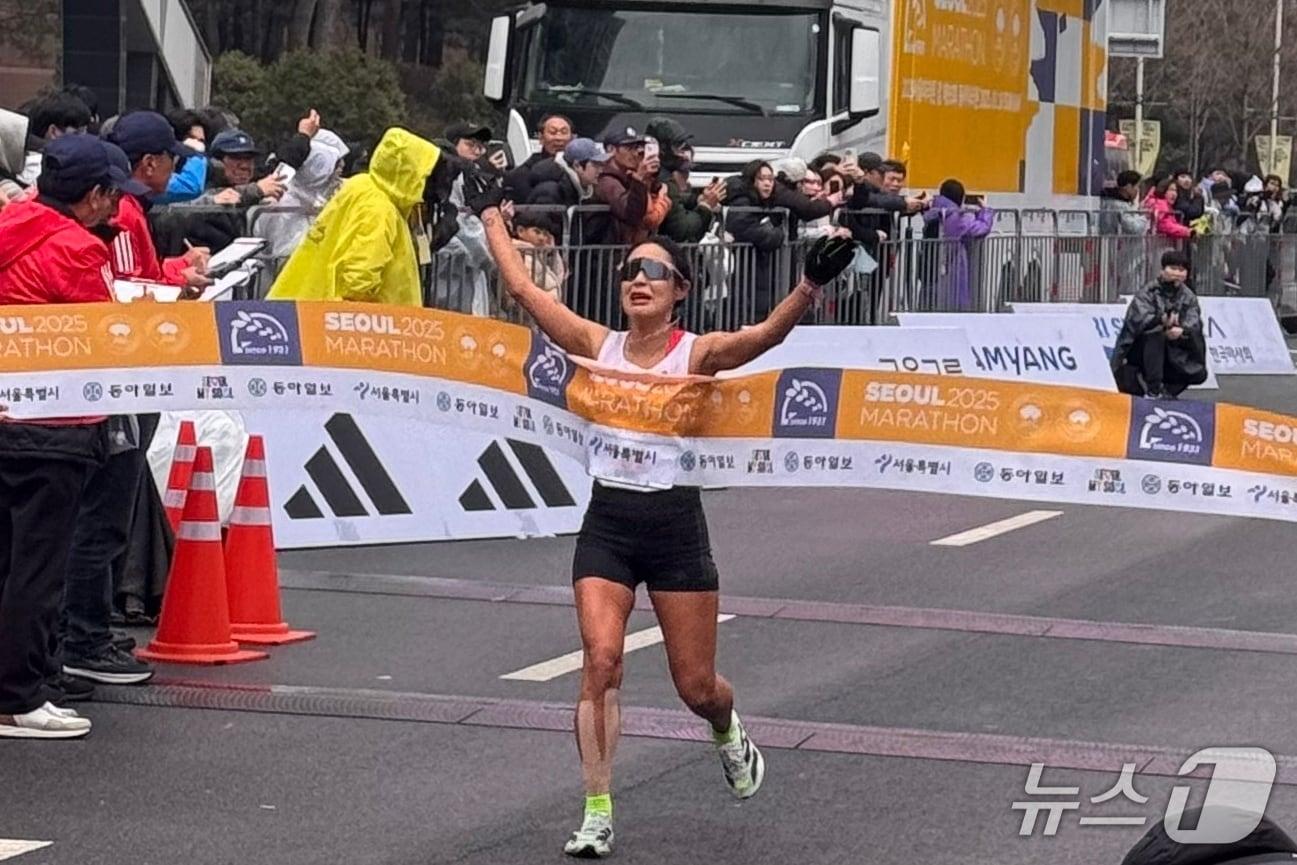 본문 이미지 - 2025 서울 국제마라톤대회에서 결승선을 통과하고 있는 충주시청 임예진.(충주시 제공. 재판매 및 DB금지)/뉴스1 
