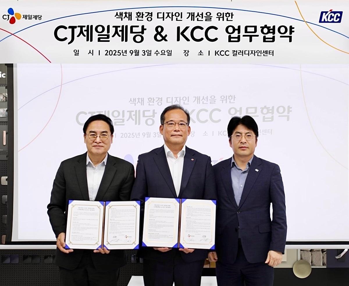 본문 이미지 - (왼쪽부터)맹희재 KCC 컬러디자인센터장과 김태호 CJ제일제당 안전경영실장 부사장, 함성수 KCC 유통도료 사업부장이 기념 촬영을 하는 모습.