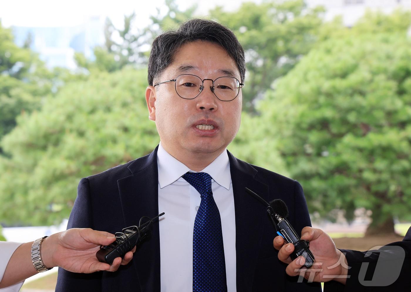 노만석 검찰총장 직무대행이 8일 오전 서울 서초구 대검찰청에 출근하며 취재진 질문에 답변하고 있다. 앞서 더불어민주당과 정부는 7일 검찰청을 폐지하고 기소를 담당하는 공소청과 중대범죄 수사를 맡는 중대범죄수사청&#40;중수청&#41;을 신설하는 내용이 담긴 정부조직 개편안을 발표했다. 공소청과 중수청은 각각 법무부와 행정안전부가 관할한다. 2025.9.9/뉴스1 ⓒ News1 김진환 기자