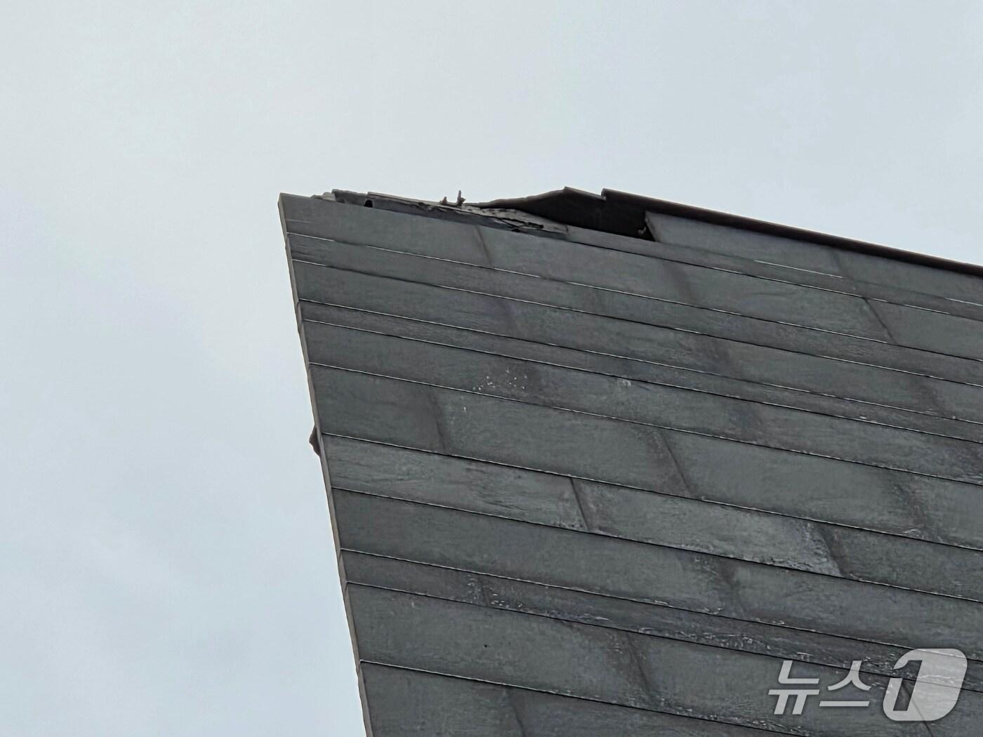 본문 이미지 -  8일 새벽 제주 5층 높이 건물 외벽에 벼락이 떨어져 일부가 파손되는사고가 발생했다.(제주도 소방안전본부 제공. 재판매 및 DB 금지)/뉴스1