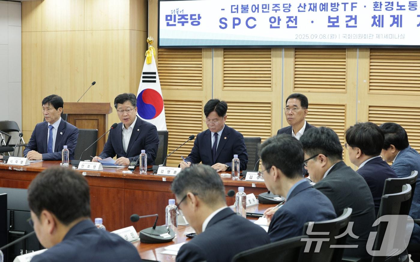 안호영 국회 환경노동위위원장&#40;왼쪽 두 번째&#41;이 8일 오전 서울 여의도 국회 의원회관에서 열린 ‘8시간 초과 야간근무 폐지! SPC 안전,보건 체계 개편 보고회’에서 발언하고 있다. 2025.9.8/뉴스1 ⓒ News1 신웅수 기자