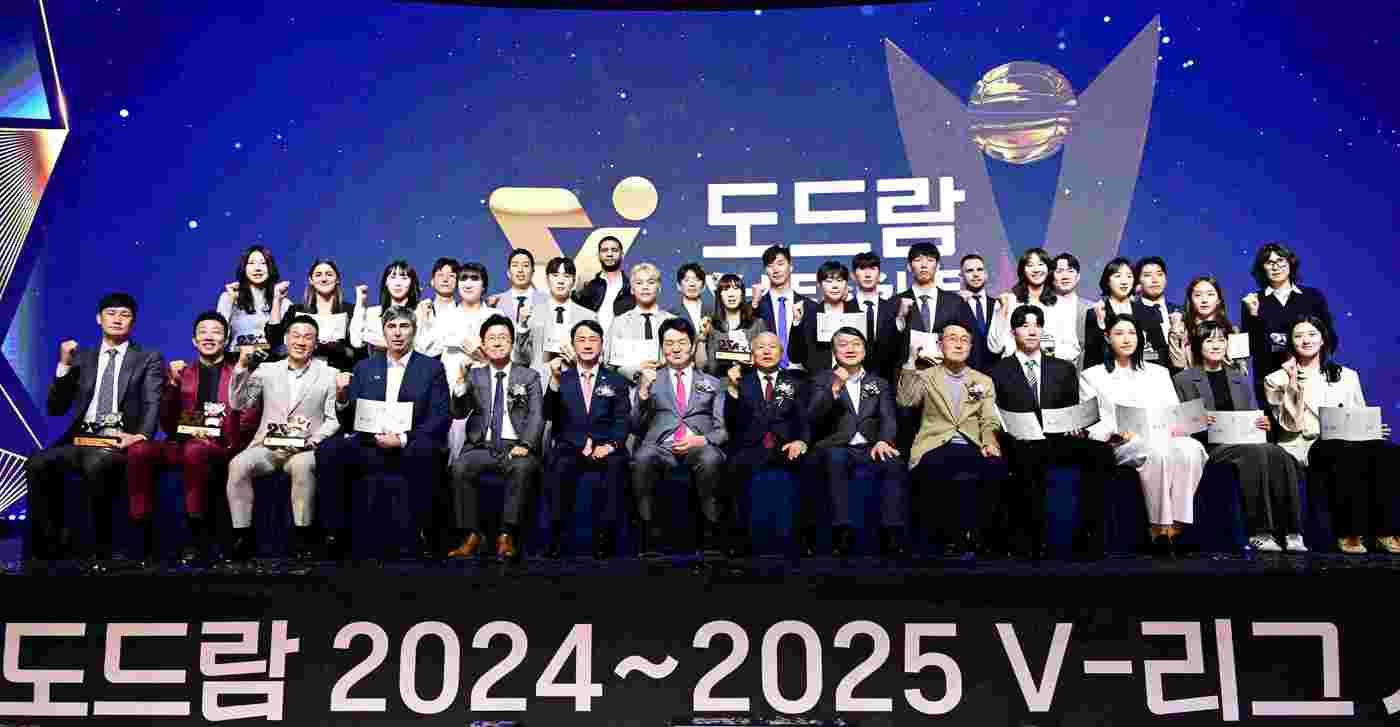 '도드람 2024~2025 V-리그 시상식' 단체 기념사진.(도드람 제공)