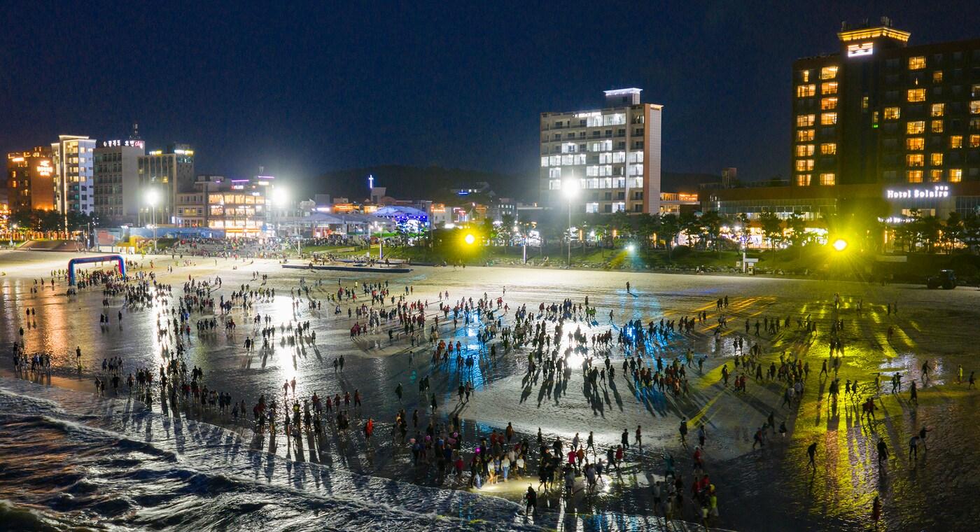 본문 이미지 - '2025 보령해변 맨발걷기 축제' 진행 모습.(보령시 제공. 재판매 및 DB금지)/뉴스1