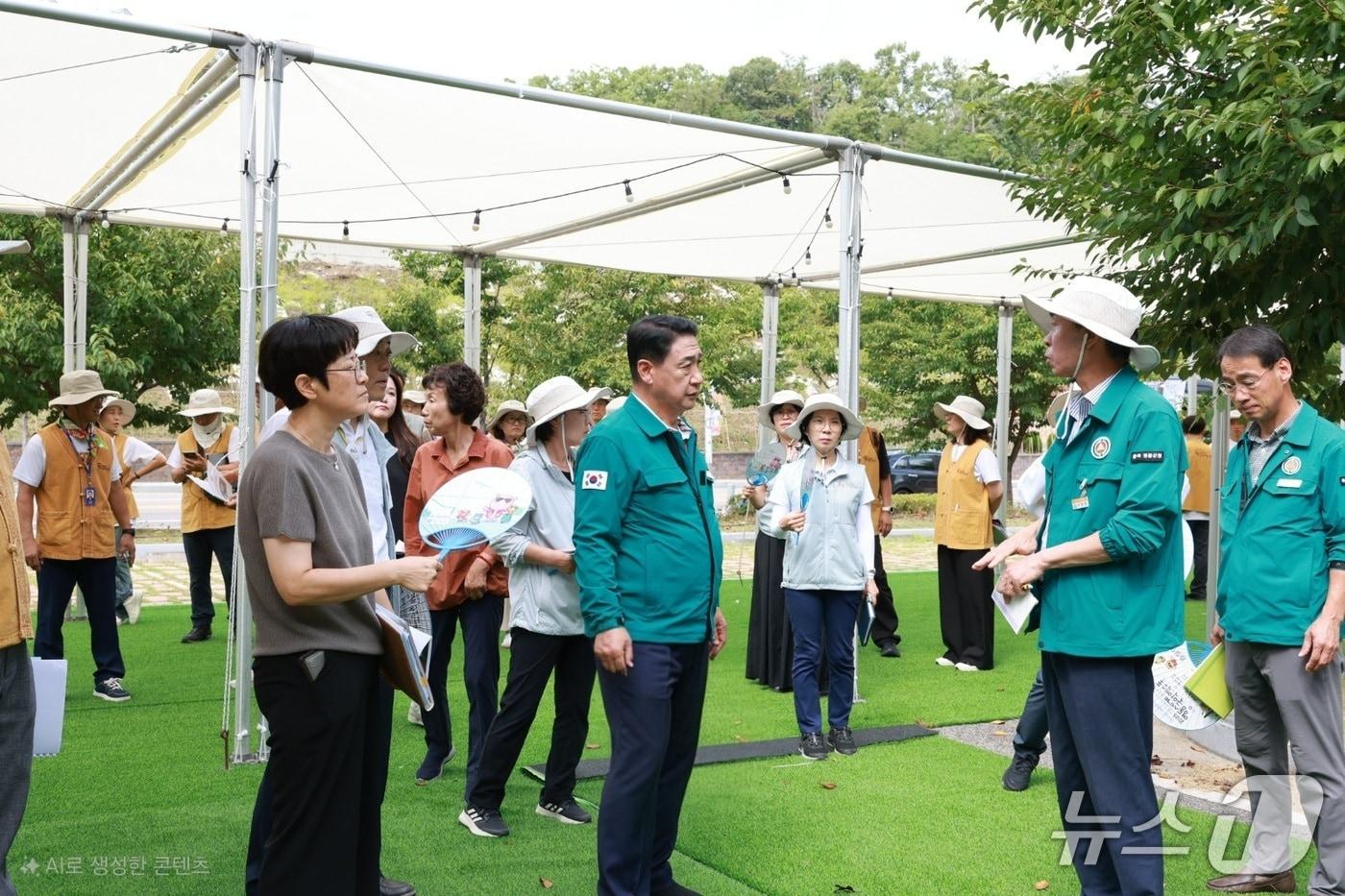 정영철 영동군수가 영동세계국악엑스포 행사장을 찾아 준비 상황을 점검하고 있다. (영동군 제공, 재판매 및 DB금지) /뉴스1