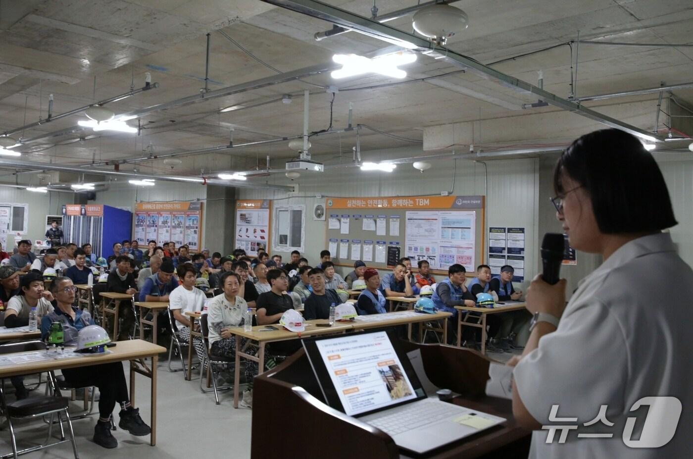 외국인 근로자들이 외국인 안전문화 지도사의 강의를 경청하고 있다. (한화 건설부문 제공) 뉴스1 ⓒ News1