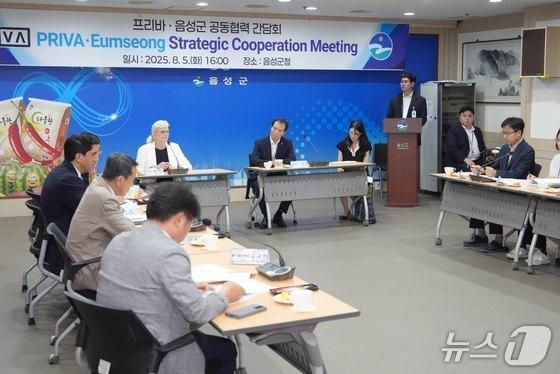 본문 이미지 -  지난달 음성군과 프리바 간담회 모습.&#40;자료사진&#41;/뉴스1