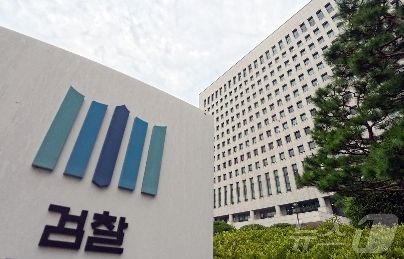 검찰청이 폐지되고, 공소청과 중대범죄수사청&#40;이하 중수청&#41;이 신설돼 기존 검찰의 기소와 수사 기능을 분리 담당하게 한다. 공소청은 법무부 아래, 중수청은 행정안전부 산하에 두기로 했다. 정부와 여당은 이를 담은 정부조직법 개정안을 추진하며, 통과 시 1년 뒤 시행될 예정이다. 사진은 8일 서울 서초구 서울고등검찰청. 2025.9.8/뉴스1 ⓒ News1 김진환 기자