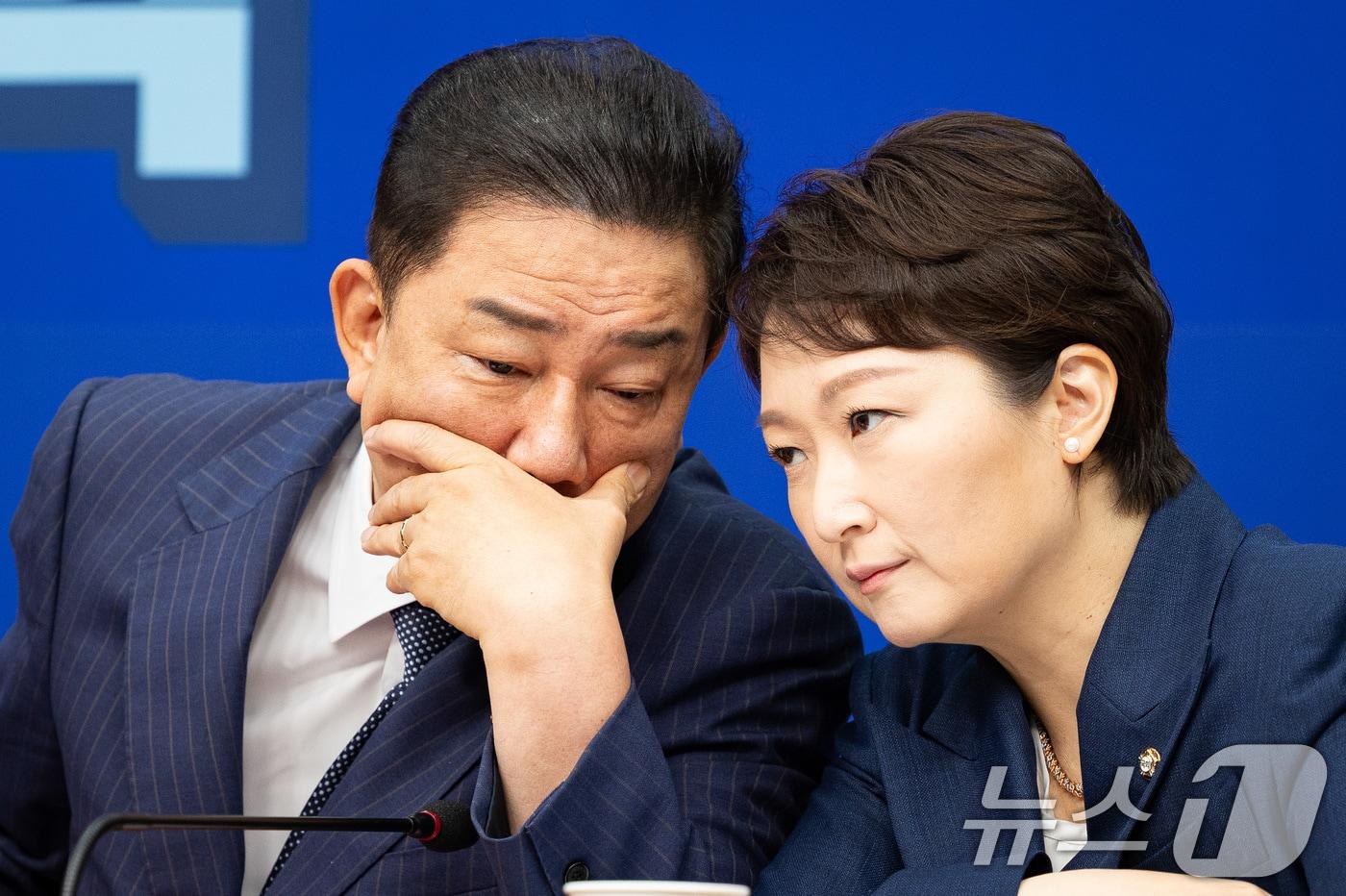 김병기 더불어민주당 원내대표와 이언주 최고위원이 8일 서울 여의도 국회에서 열린 최고위원회의에서 대화하고 있다. 2025.9.8/뉴스1 ⓒ News1 유승관 기자