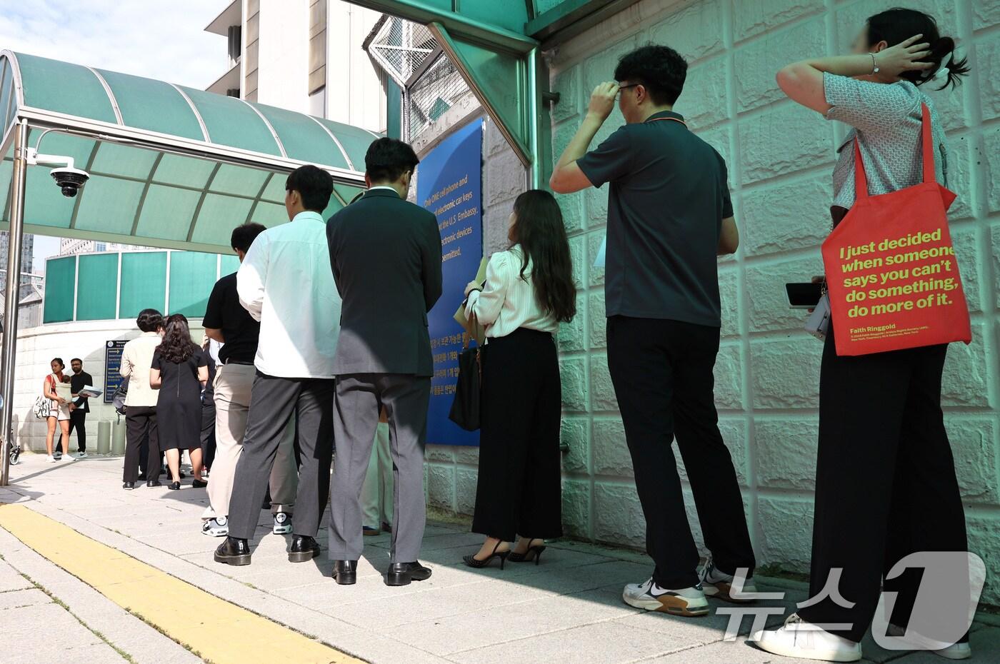 &#39;조지아 구금 사태&#39;에 미국 비자 문제가 수면 위로 드러난 가운데, 8일 오전 서울 종로구 주한 미국대사관 앞에서 시민들이 미국 비자를 발급받기 위해 줄을 서고 있다. 2025.9.8/뉴스1 ⓒ News1 구윤성 기자
