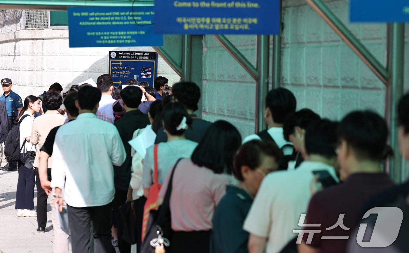 &#39;조지아 구금 사태&#39;에 미국 비자 문제가 수면 위로 드러난 가운데, 8일 오전 서울 종로구 주한 미국대사관 앞에서 시민들이 미국 비자를 발급받기 위해 줄을 서고 있다. 2025.9.8/뉴스1 ⓒ News1 구윤성 기자