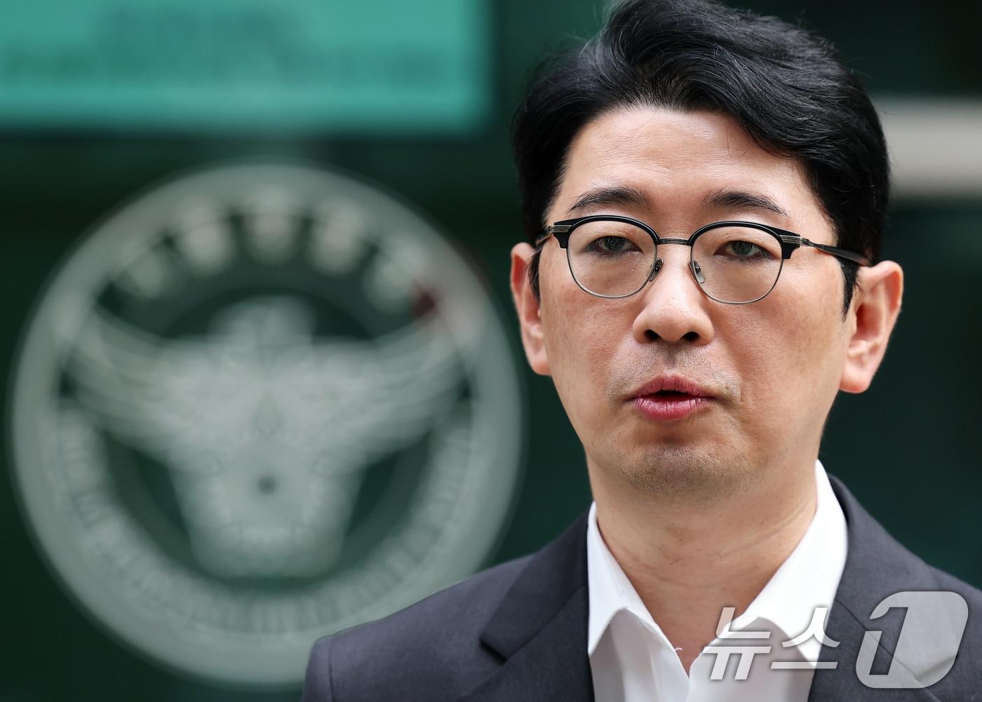 본문 이미지 - 주진우 국민의힘 의원이 8일 오전 서울 종로구 서울지방경찰청 민원실에서 성폭력 2차 가해 조국혁신당 관계자 및 최강욱 전 민주당 교육연수원장을 형사 고발하며 고발 취지를 설명하고 있다. 2025.9.8/뉴스1 ⓒ News1 오대일 기자