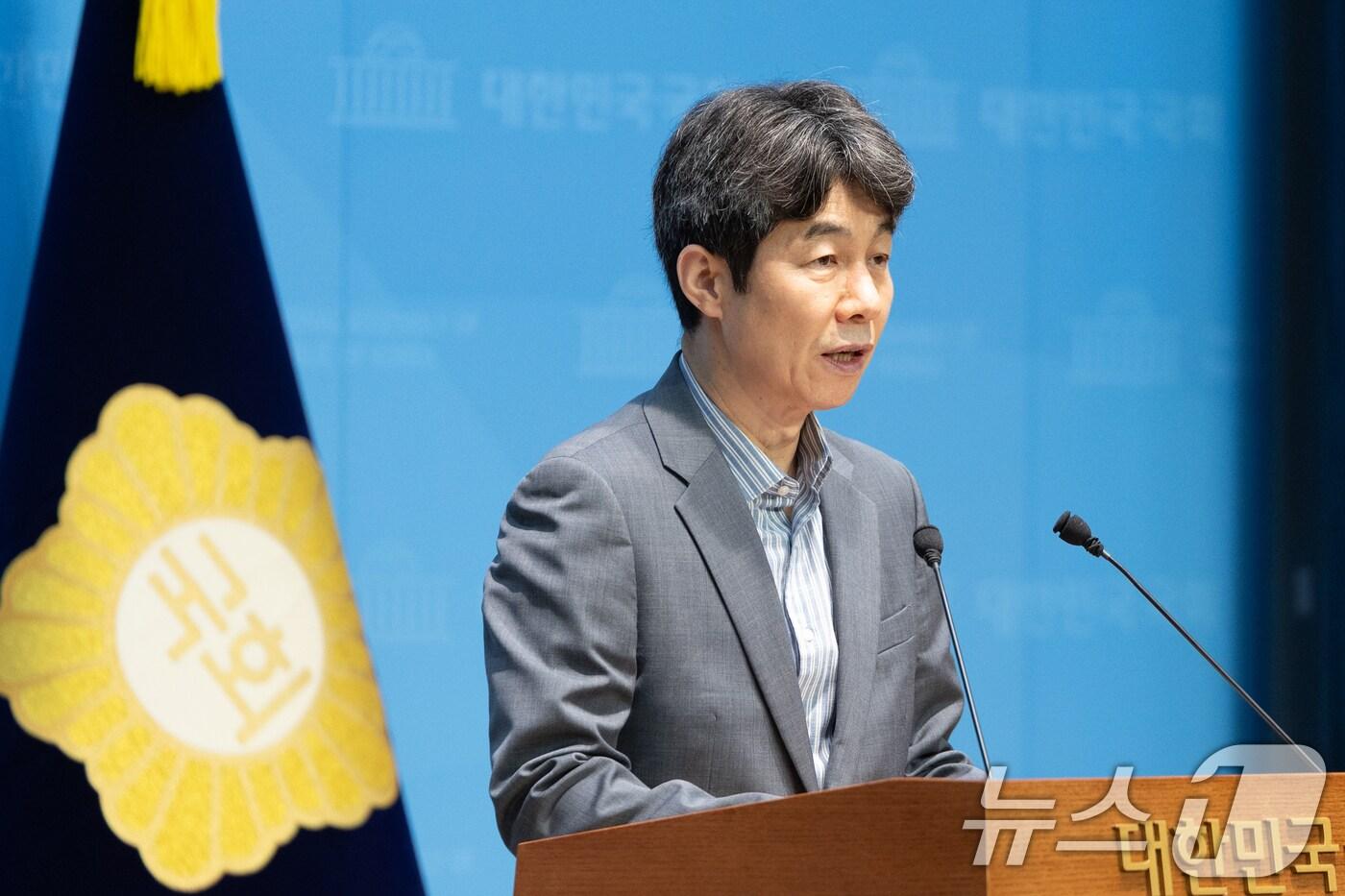 윤건영 더불어민주당 의원이 8일 서울 여의도 국회 소통관에서 국정원 계엄 공모 의혹 수사 촉구 기자회견을 하고 있다. 윤 의원은 이날 기자회견을 통해 지난 2024년 12월 3일 계엄 당일 국가정보원이 계엄사 및 합수부에 인력 파견 방안을 검토하고, 조사팀 구성 및 활동 계획까지 세웠던 사실이 확인됐으며, 이에 대한 철저한 수사가 필요하다고 말했다. 2025.9.8/뉴스1 ⓒ News1 이승배 기자