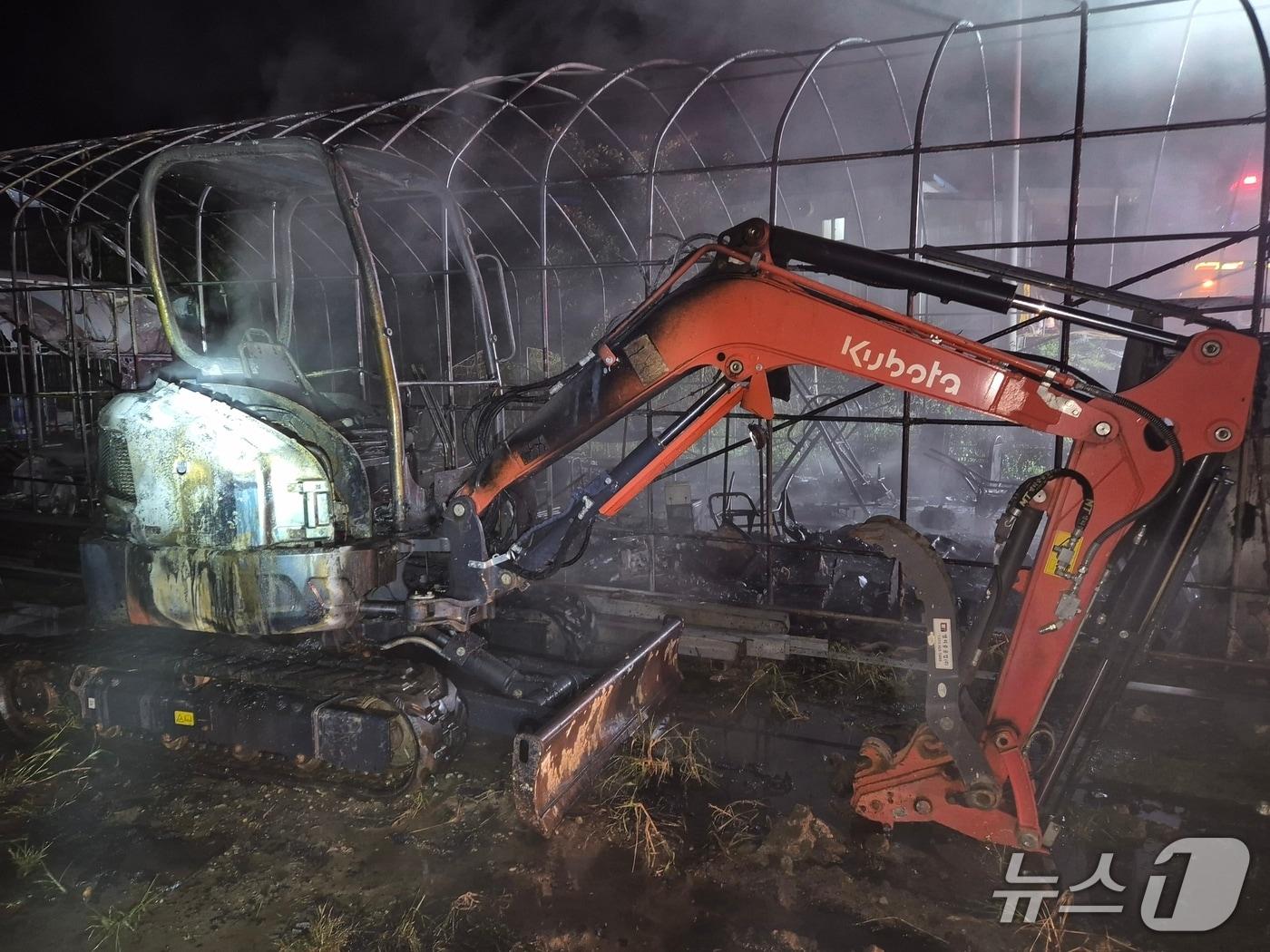 본문 이미지 -  공주 의당면 비닐하우스 화재 현장. (공주소방서 제공, 재판매 및 DB금지) / 뉴스1