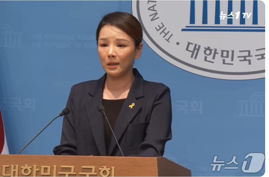 본문 이미지 -  지난 4일 강미정 조국혁신당 대변인이 국회 소통관에서 기자회견을 갖고 당내 성비위 사건에 따른 당의 미온적 처리에 반발  눈물을 흘리며 '탈당'을 선언하는 모습. (뉴스1TV 갈무리) ⓒ 뉴스1