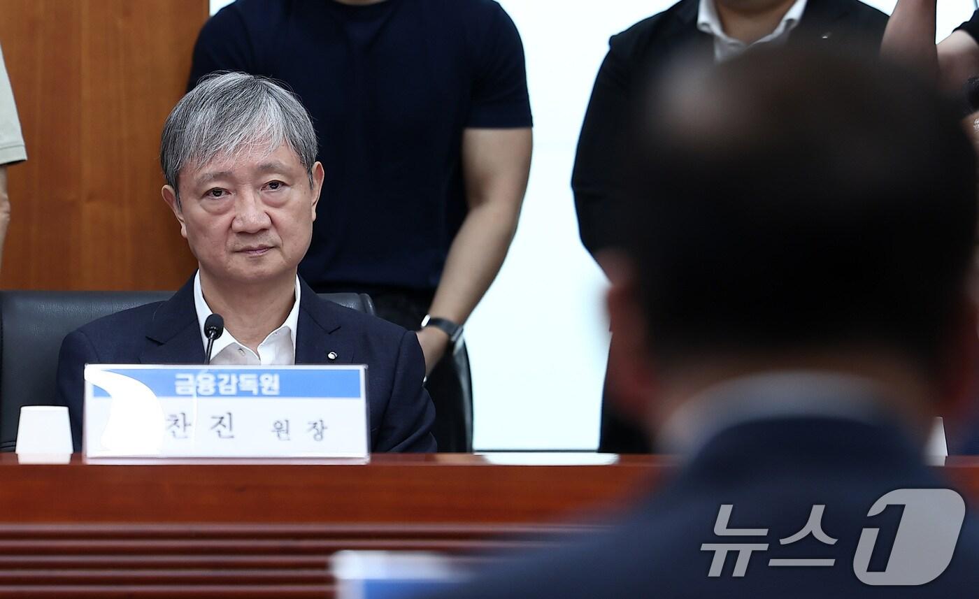 이찬진 금융감독원장이 8일 오전 서울 여의도 금융투자협회에서 열린 금융투자회사 CEO 간담회에서 서유석 금융투자협회 회장의 모두발언을 듣고 있다. 2025.9.8/뉴스1 ⓒ News1 김성진 기자