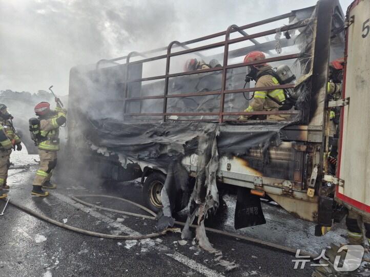 본문 이미지 - 천안 당진청주고속도로 차량 화재 현장. (천안동남소방서 제공, 재판매 및 DB금지) / 뉴스1 