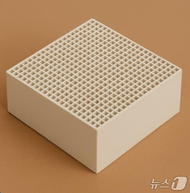 본문 이미지 -  에코프로에이치엔이 내년 말 양산 예정인 3세대 허니컴 촉매의 모습 (에코프로에이치엔 제공)